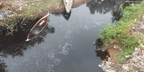 Diduga Tercemar Limbah, Aliran Sungai di Desa Sukamerindu Sungai Rotan Menghitam