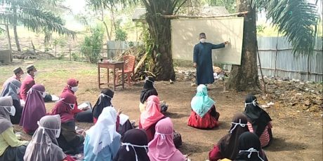 Keterbatasan Sarana Belajar Daring, Santri Thawalib Belajar Dibawah Pohon Sawit