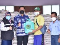 Peduli WargaTerdampak Covid-19 dan PPKM, PTBA Salurkan Bantuan Beras