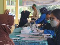 PTBA Berikan Pengobatan Gratis kepada Warga RT 14 Desa Tegal Rejo