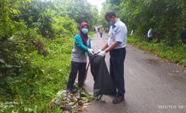 Jaga Kebersihan Lingkungan, PT TeL PP Gelar Gotong Royong Bersama Warga Desa Gerinam