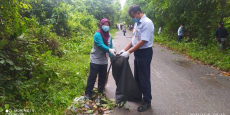 Jaga Kebersihan Lingkungan, PT TeL PP Gelar Gotong Royong Bersama Warga Desa Gerinam