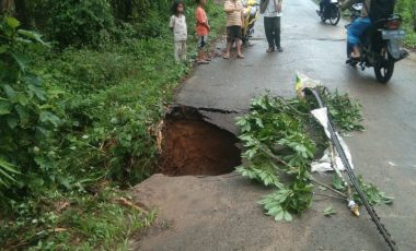 Jalan Amblas, Warga Desa Dusun Dalam Belimbing Terancam Terisolir