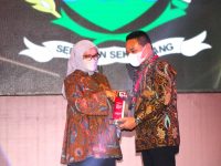 Komitmen Wujudkan Pelayanan Publik Berkualitas, Pemkab Muara Enim Terima Piala Anggakara Birawa dari Kemenpan RB