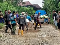Kecewa Belum Ada Perhatian Pemerintah, Puluhan Masyarakat dari Tiga Desa di Semende Perbaiki Jalan Secara Swadaya