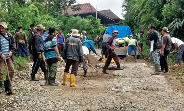 Kecewa Belum Ada Perhatian Pemerintah, Puluhan Masyarakat dari Tiga Desa di Semende Perbaiki Jalan Secara Swadaya