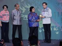 Menteri LHK RI Serahkan Piala Adipura Ke-14 Kepada Plt Bupati Muara Enim