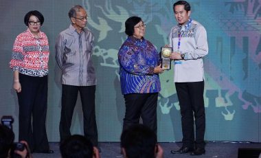 Menteri LHK RI Serahkan Piala Adipura Ke-14 Kepada Plt Bupati Muara Enim