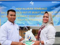 PTBA Bagikan 795 Paket Sembako untuk Guru Honorer saat Ramadhan