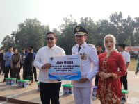 PTBA Serahkan Bantuan Truk Arm Roll hingga Mesin Pemusnah Sampah untuk Pemkab Muara Enim