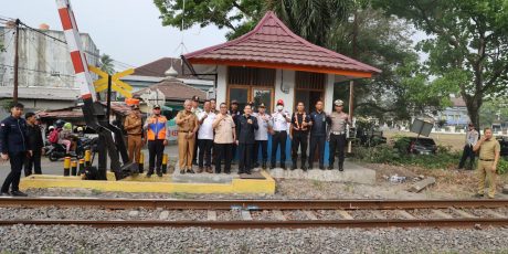 Tingkatkan Keselamatan Masyarakat, PTBA Bantu Pembangunan 4 Palang Pintu Kereta