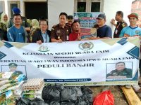 Peduli Korban Banjir Kejari Bersama PWI Salurkan Bantuan Sembako