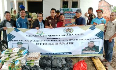 Peduli Korban Banjir Kejari Bersama PWI Salurkan Bantuan Sembako
