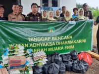 Ikatan Adhyaksa Dharmakarini Muara Enim Bantu Sembako untuk Korban Banjir Pelawaran 