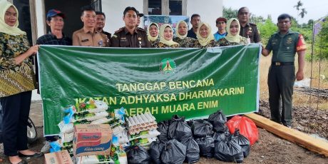 Ikatan Adhyaksa Dharmakarini Muara Enim Bantu Sembako untuk Korban Banjir Pelawaran 