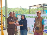 Wujud Syukur dan Berbagi Kebahagiaan Di Idul Adha 1445 H, Kejari Muara Enim Bagikan Daging Kurban