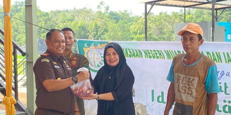 Wujud Syukur dan Berbagi Kebahagiaan Di Idul Adha 1445 H, Kejari Muara Enim Bagikan Daging Kurban
