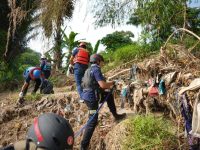 Jaga Lingkungan, Bukit Asam (PTBA) Ajak Masyarakat Bersih-bersih Sungai Enim