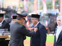 Komitmen Dukung Tugas dan Fungsi Polri di Daerah, Pj. Bupati Muara Enim Terima Pin Emas dan Pedang Emas dari Kapolri