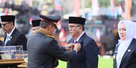 Komitmen Dukung Tugas dan Fungsi Polri di Daerah, Pj. Bupati Muara Enim Terima Pin Emas dan Pedang Emas dari Kapolri
