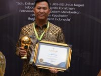 Pj. Bupati Muara Enim Terima Piala UHC Tingkat Utama