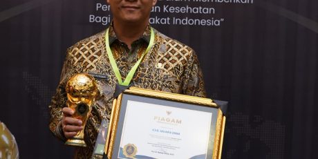 Pj. Bupati Muara Enim Terima Piala UHC Tingkat Utama