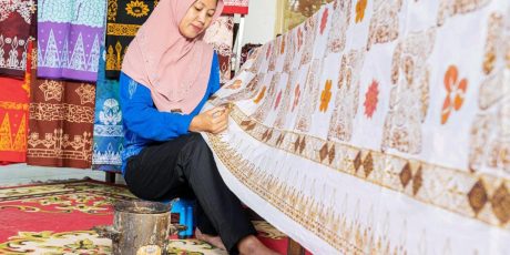 Mitra Binaan Bukit Asam (PTBA) Peroleh Hak Cipta Motif Batik Kujur dan Songket