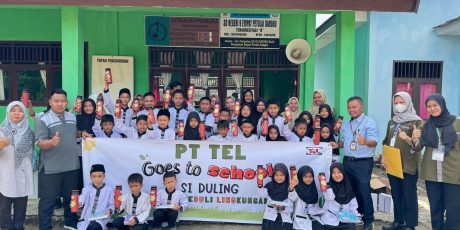 Ajak Siswa Kurangi Sampah Plastik, PT TeL Distribusikan Botol Minum