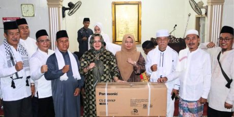 Wabup Muara Enim Ajak Masyarakat Pererat Ukhuwah Islamiah dan Serahkan 2 Unit AC Masjid