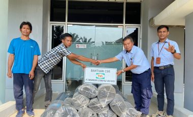 PT TeL Bantu Perbaikan Jembatan Gantung dan Serahkan Bantuan Perikanan
