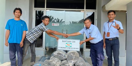PT TeL Bantu Perbaikan Jembatan Gantung dan Serahkan Bantuan Perikanan