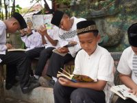 Dukung Pendidikan Inklusif dan Berkelanjutan, PTBA Salurkan Beasiswa Ayo Sekolah