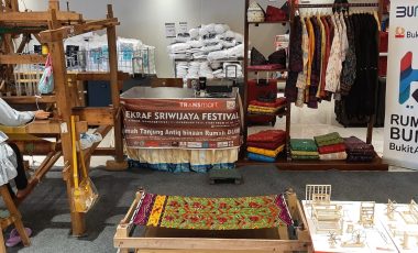 Tenun Tuan: Dari Warisan Keluarga Menuju Asa Pelestarian Budaya Palembang Tenun Tuan: Dari Warisan Keluarga Menuju Asa Pelestarian Budaya Palembang