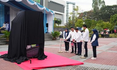 PTBA Luncurkan Reverse Vending Machine, Ubah Sampah Botol Plastik Jadi Rupiah