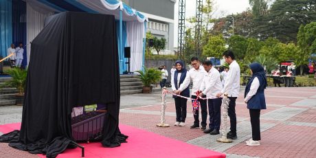 PTBA Luncurkan Reverse Vending Machine, Ubah Sampah Botol Plastik Jadi Rupiah
