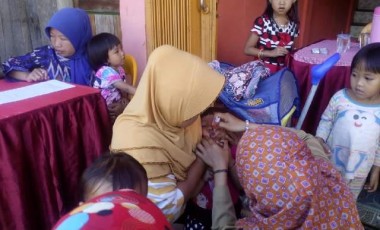 150 Balita di Desa Fajar Bulan dan Arumatae Diberi Imunisasi Polio