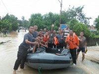 Tim SAR Polres Muara Enim Evakuasi 27 KK dari Banjir