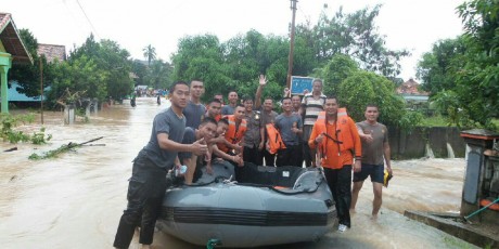 Tim SAR Polres Muara Enim Evakuasi 27 KK dari Banjir