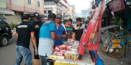 Polres Muara Enim Sita Ratusan Jenis Petasan Dari Pedagang