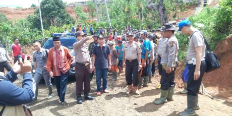 Polres Muara Enim Bersama Insan Pers Gelar Kerja Bakti di Jalan Longsor Semende