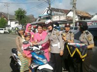 Bukannya Ditilang, Pengendara Ini Malah Diberi Bunga dan Hijab