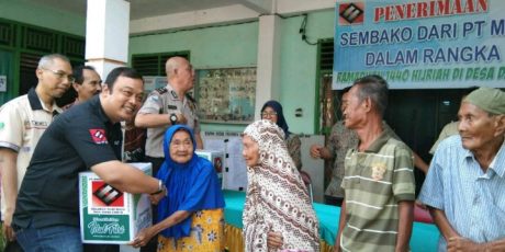PT MME Bagikan 250 Paket Sembako Kepada Warga Desa Darmo