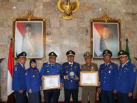 Gubernur Sumsel Serahkan Penghargaan Pembina Damkar Terbaik Kepada Plt Bupati Muara Enim