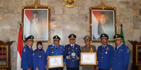 Gubernur Sumsel Serahkan Penghargaan Pembina Damkar Terbaik Kepada Plt Bupati Muara Enim