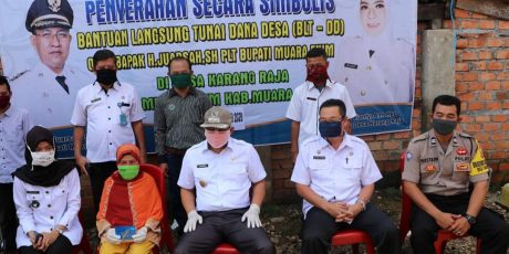Warga Desa Karang Raja Terima Bantuan Langsung Tunai Dana Desa