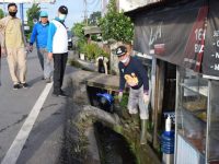 Cegah Banjir, Juarsah Bersihkan Drainase Diseputaran Kota Muara Enim