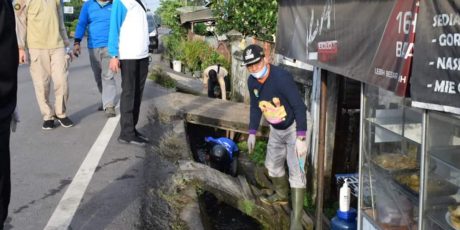Cegah Banjir, Juarsah Bersihkan Drainase Diseputaran Kota Muara Enim