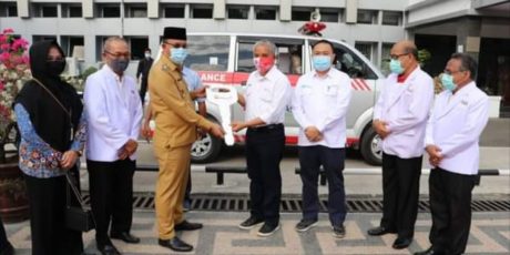 Peduli Kemanusiaan, PTBA Bantu Mobil Ambulance untuk PMI Muara Enim