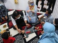 Pj Bupati Muara Enim dan Istri Beri Perhatian Anak Gizi Buruk