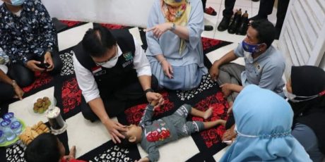Pj Bupati Muara Enim dan Istri Beri Perhatian Anak Gizi Buruk